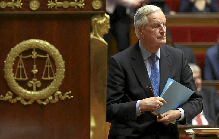 Michel Barnier, con gesto abatido, se dirige a pronunciar su discurso antes de la votación que tumbó a su Gobierno.