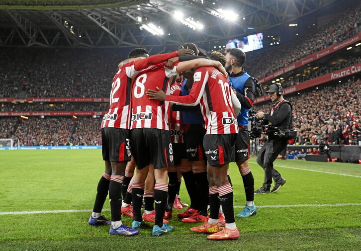 Los jugadores del Athletic celebran el gol de Álex Berenguer que supuso el 1-0 inicial.