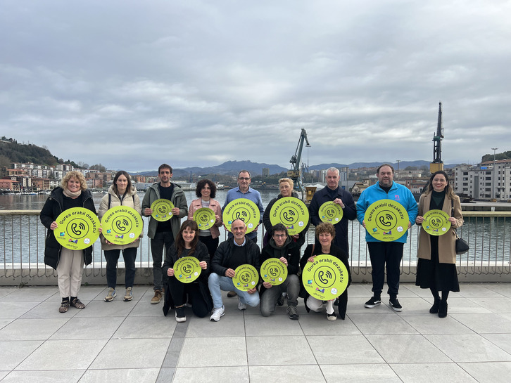 Participantes de la campaña 'Gurea erabil dezakezu' , a la que se han adherido 73 establecimientos de Pasaia.