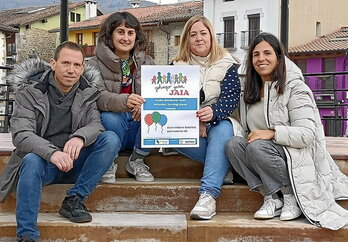 Gehiago Gara Jaia aurkezteko ateratako argazkia, ospakizunaren berri ematen duen kartelarekin.