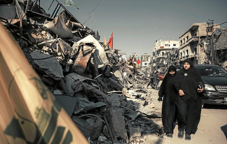 A Regreso a los escombros del que un día fue su hogar.