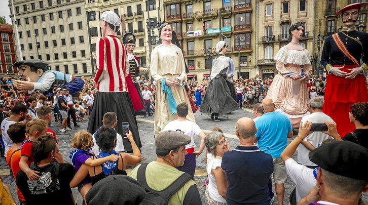 Gigantes bailan en la plaza del Arriaga cerca de Gargantúa en Aste Nagusia.