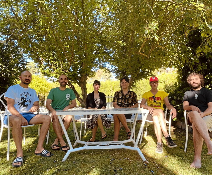 Goian, Granadako estudioaren kanpoan taldeko kideak eta grabaketaren irudiak. Lerro hauen ondoan, Jon Basaguren.