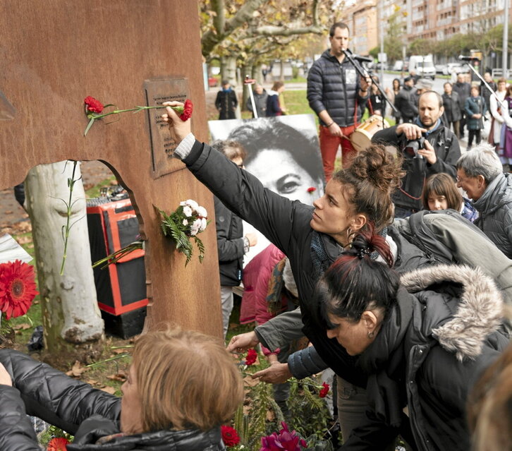 Krabelin gorriak jarri zituzten Karmele Solagurenen omenezko eskulturan.