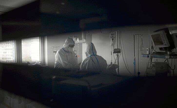 Personal sanitario atiende a un paciente en el Hospital de Cruces, en Barakaldo, el 12 de mayo de 2020.