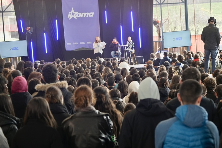 Ikamak kongresuaren ponentziaren berri emateko Durangon egin duen ekitaldia. 