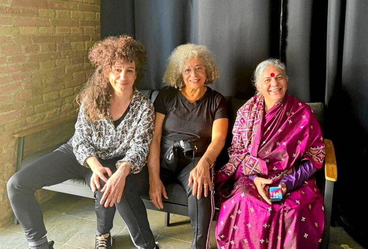 Ezkerrean, Jule Goikoetxea, Angela Davis eta Vandana Shiva. Eskuinean, «Politeismo bastarta» liburuaren azaleko margoa.