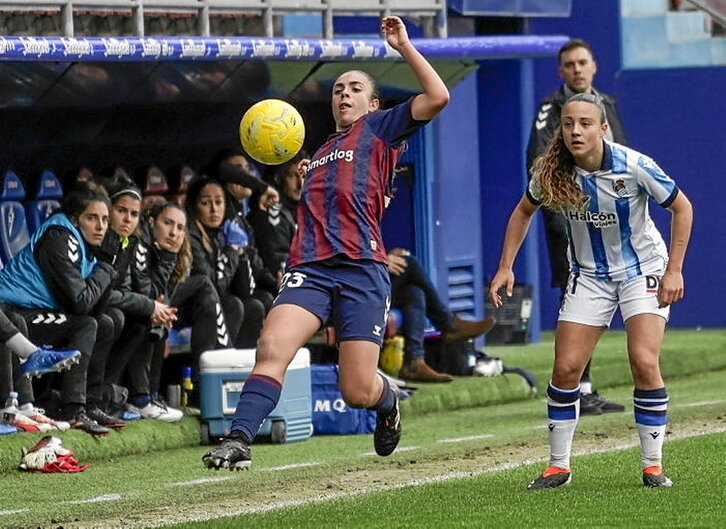 Eider Arana despeja ante Emma.