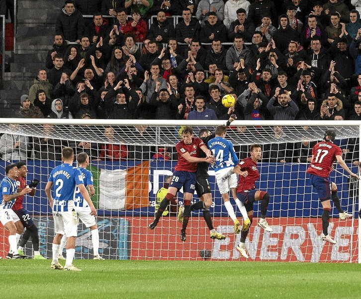 Joan den sasoian Osasunak eta Alavesek Sadarren jokatu zuten derbiko irudi bat.