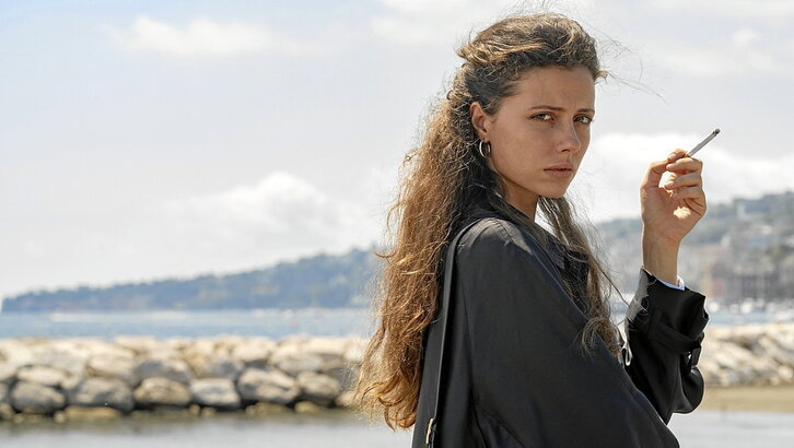 Fotograma de «Parthenope», la película de Paolo Sorrentino protagonizada por Celeste Dalla Porta, que pasó por Cannes y Zinemaldia y se estrena en navidades en las salas comerciales.