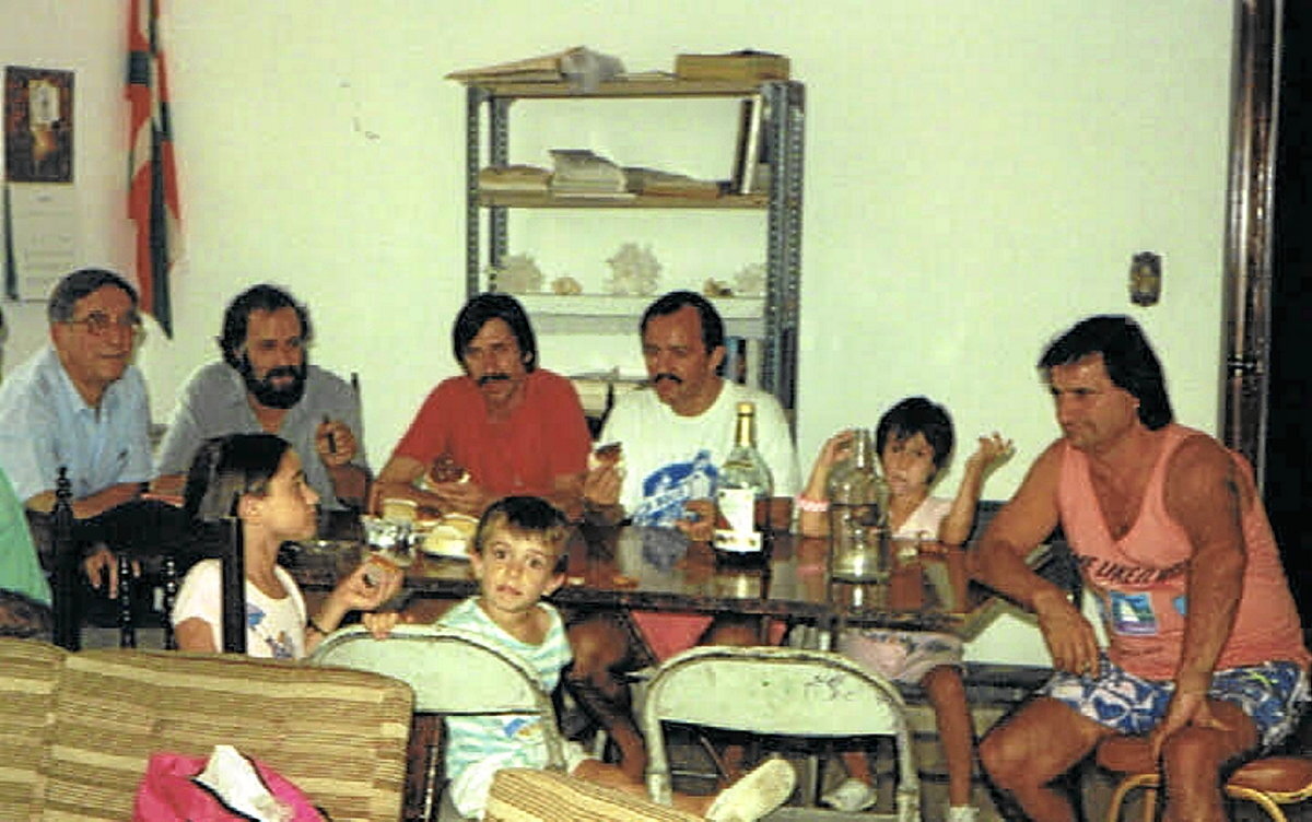 De izquierda a derecha, el jesuita Karmelo Gorrotxategi, que ayudó a los deportados, Juan Karlos Arriaran, Koldo Saralegi, Juanjo Aristizabal y Ángel Aldana, comiendo con los hijos de este último en una de sus visitas a Panamá. (Familia Aldana-Petralanda)