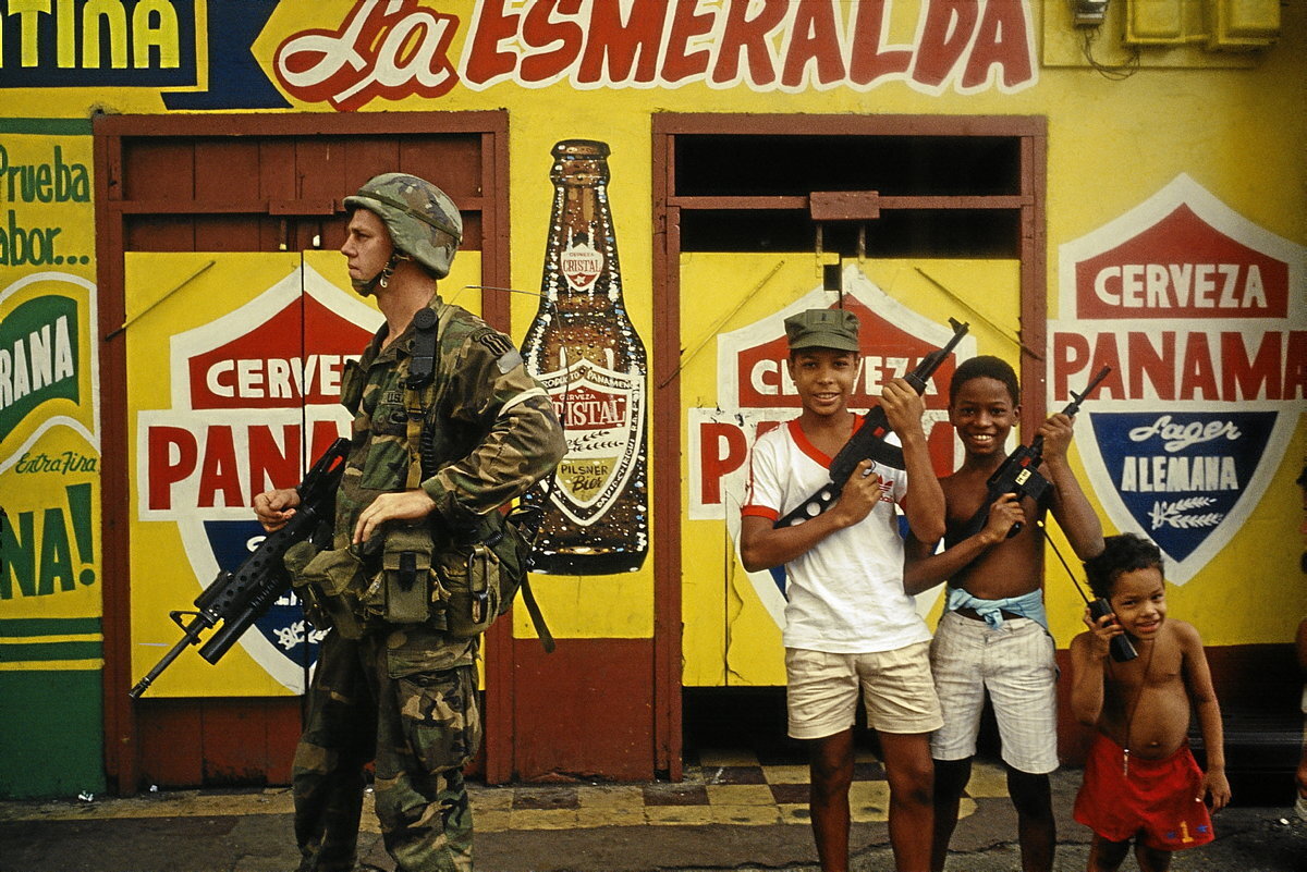 Soldados estadounidenses armados en la calle para derrocar al líder panameño Manuel Noriega. (Jean Louis Atlan | Getty Images)