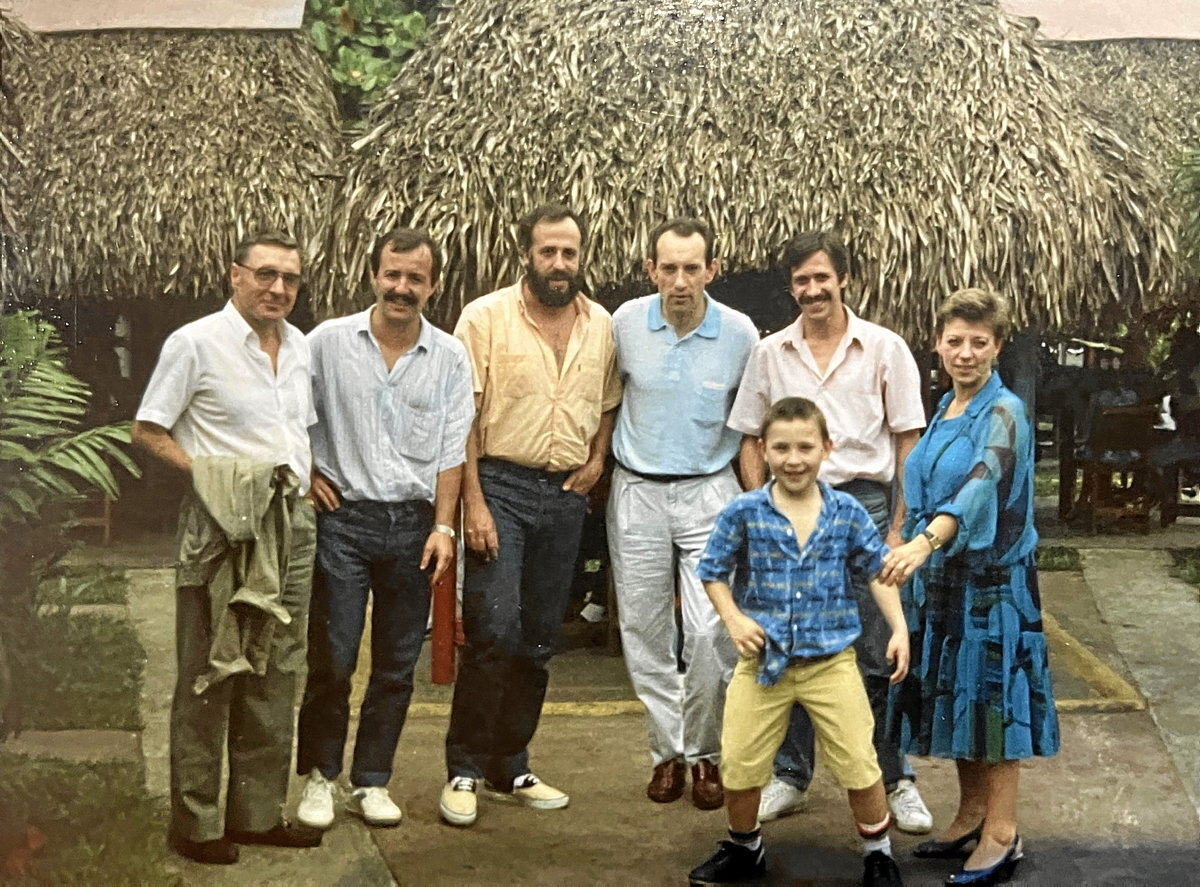 Los refugiados vascos en una imagen cedida por el abogado Miguel Castells, que también aparece a la izquierda de la foto. En medio, con polo azul, el entonces parlamentario de HB Iñaki Aldekoa.