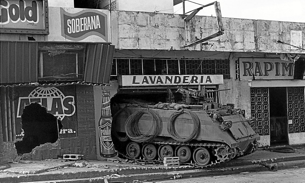 Histórica imagen de la invasión estadounidense a Panamá en la que un tanque «aparca» en una lavandería. (Corbis Historical | Getty Images)