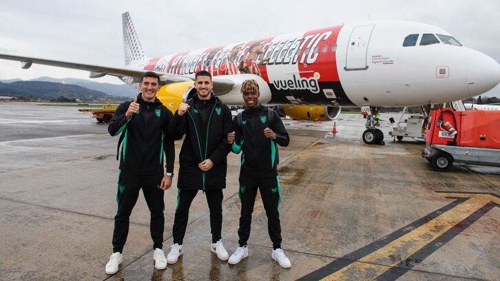 Vivian, Sancet y Nico Williams posan junto al nuevo avión del Athletic.