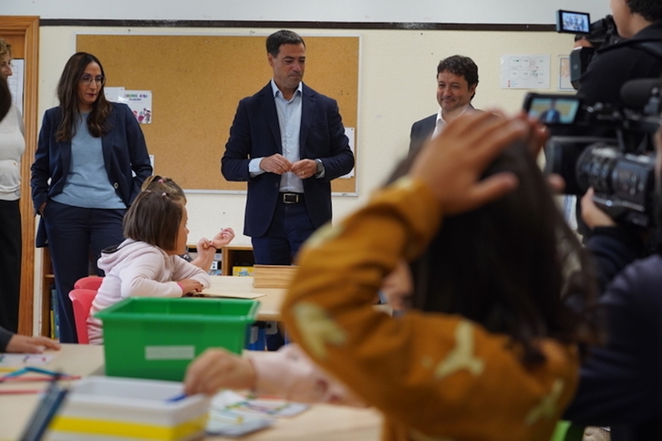 Begoña Pedrosa Hezkuntza Sailburua eta Imanol Pradales lehendakaria Zarauzko Orokieta ikastolan, ikasturte hasieran.