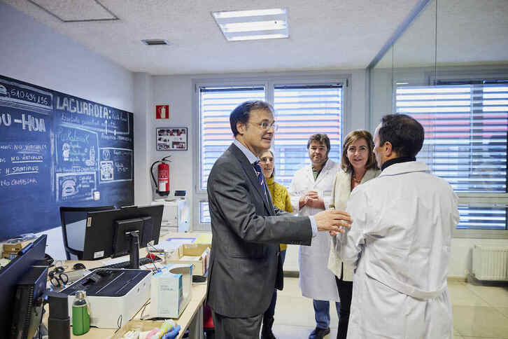 Alberto Martinez sailburua, osasun langile talde batekin.