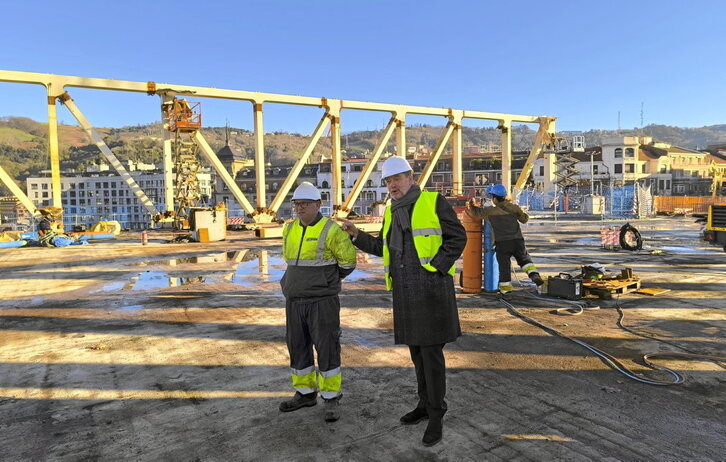 Miguel Zugaza, durante la visita a la obras realizada ayer. La cubierta taparía esta nueva zona.