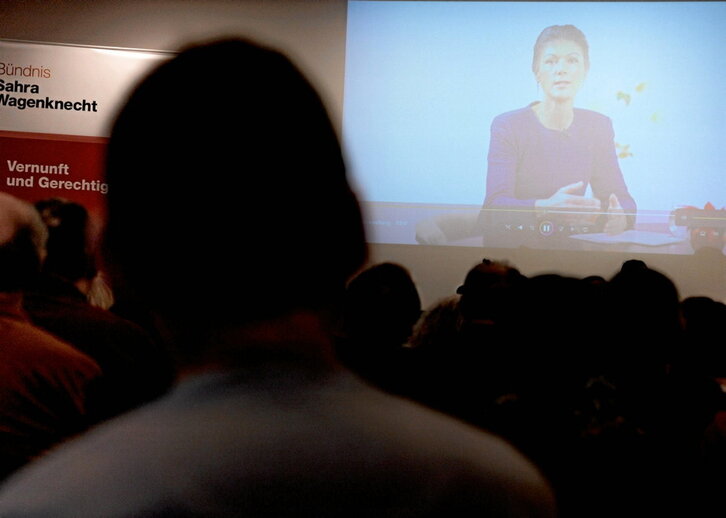 Sahra Wagenknecht, líder de la  BSW, habla por videoconferencia en un evento del partido.