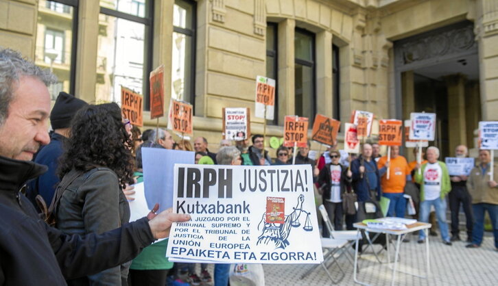 Concentración en Donostia para protestar por la aplicación abusiva de las cláusulas IRPH.