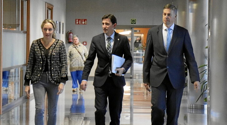 El consejero Noël d’Anjou, acompañado de miembros de su equipo negociador.