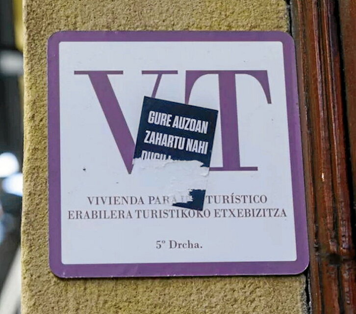 Placa de vivienda turística en un portal de Donostia.