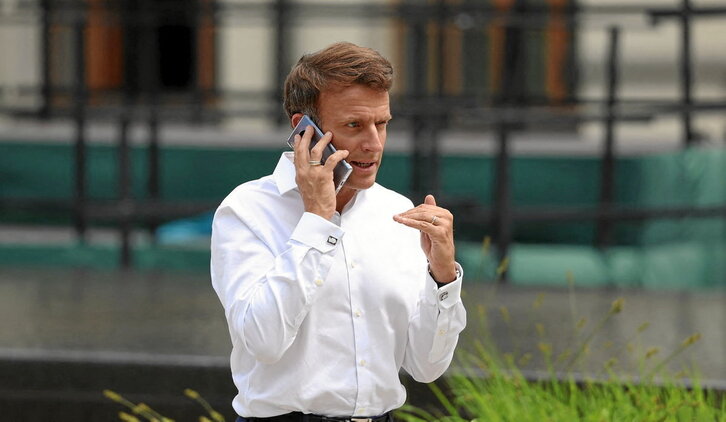 Macron atiende una llamada en una imagen de archivo.