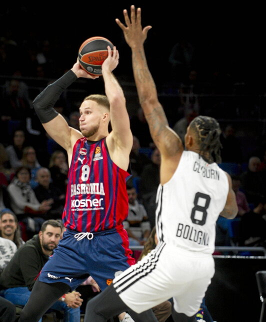 Will Clyburn, el héroe del partido, marca a Tadas Sedekerskis.