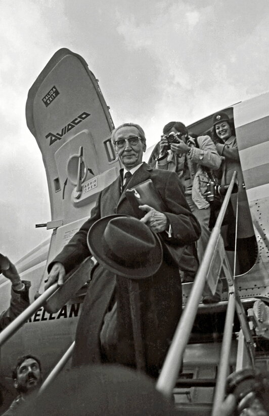 El lehendakari se dirige a decenas de miles de personas en San Mamés. En vertical, Leizaola baja del avión en el aeropuerto de Sondika rompiendo con 43 años de exilio.