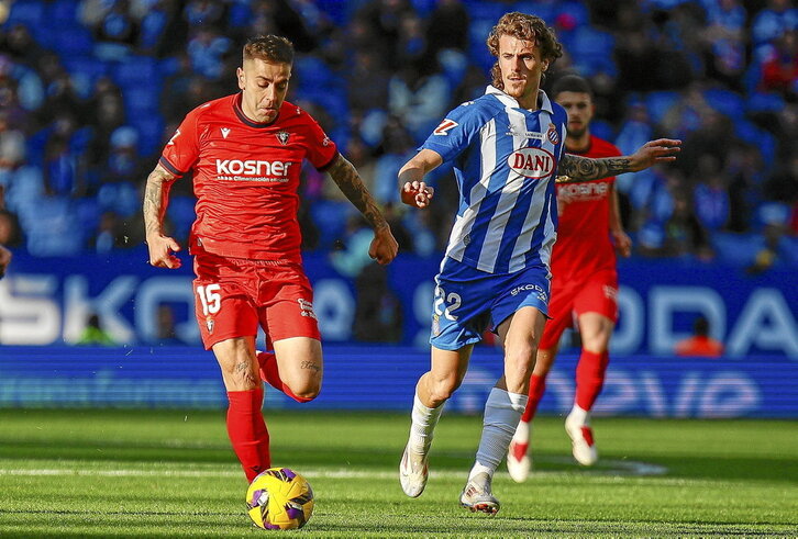 Rubén Peña, protagonista rojillo en el tramo final del partido, trata de ganar en carrera a los rivales.
