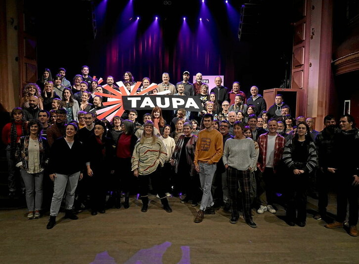 Taupa euskaltzaleen mugimenduaren aurkezpeneko talde argazkia, Bilbon.