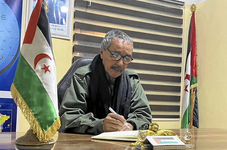 Jatri Aduh, ministro de Educación de la RASD, durante su encuentro con la delegación vasca.