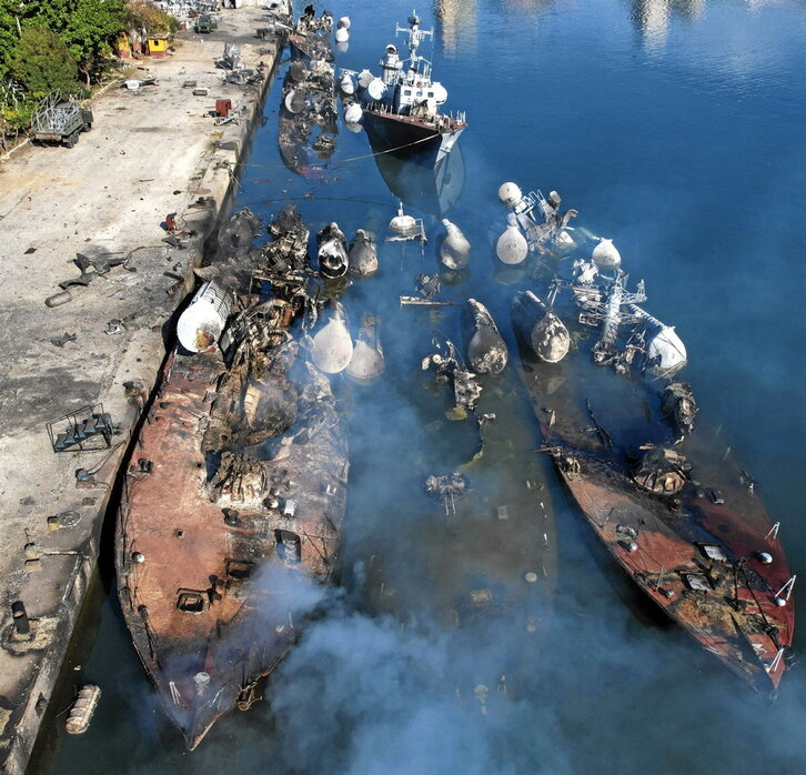 Barcos navales sirios destruidos durante un ataque israelí en Latakia.