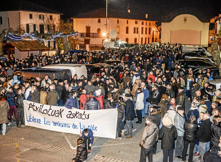 Bakearen artisauei elkartasuna adierazteko herritarrek Luhuson eginiko mobilizazioetako bat.