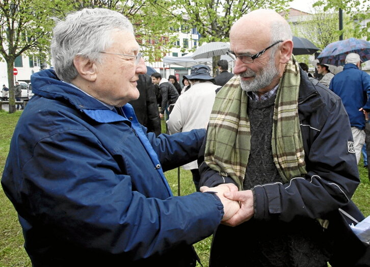 Harold Good, con los pulgares arriba, en el acto que se celebró en Baiona el día del desarme.