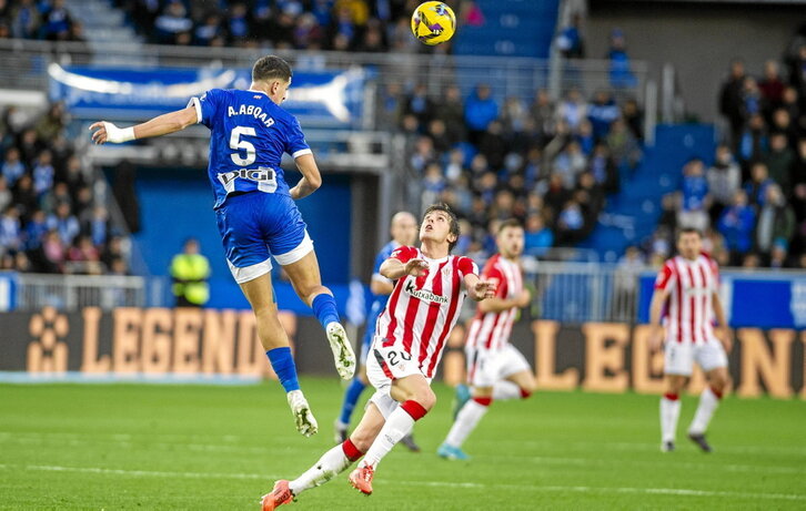 Abdel Abqar despeja un balón largo ante la presencia del goleador de ayer Unai Gómez.