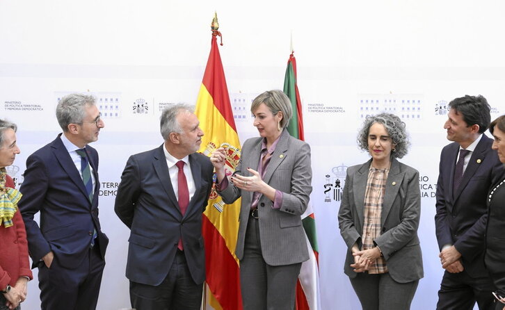 Los integrantes de la Comisión Mixta de Transferencia conversan durante la sesión de fotografías.