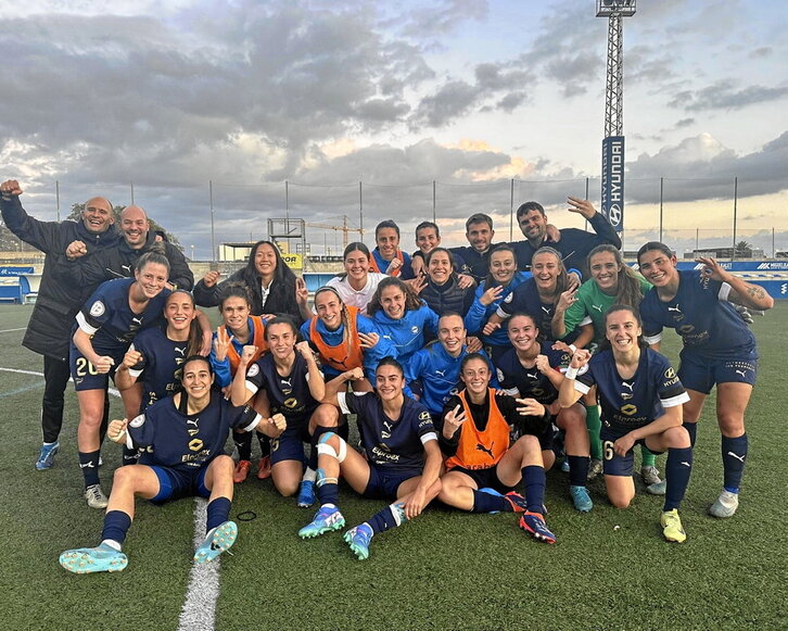 La expedición alavesista celebra el triunfo en Son Malferit, que reforzó su liderato.