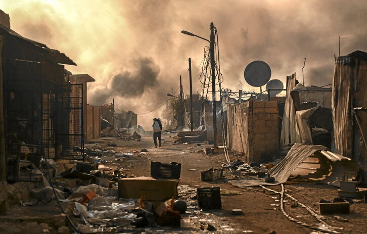 Columnas de humo se elevan tras el saqueo e incendio de un complejo de viviendas militares de Najha, sureste de Damasco.