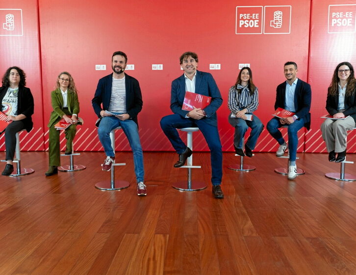 Eneko Andueza, junto a otros secretarios del PSE que han diseñado la ponencia.