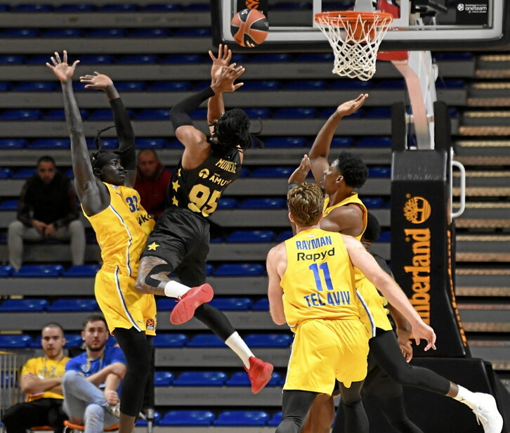 Chima Moneke, nombrado MVP del partido, penetra a canasta sin oposición.