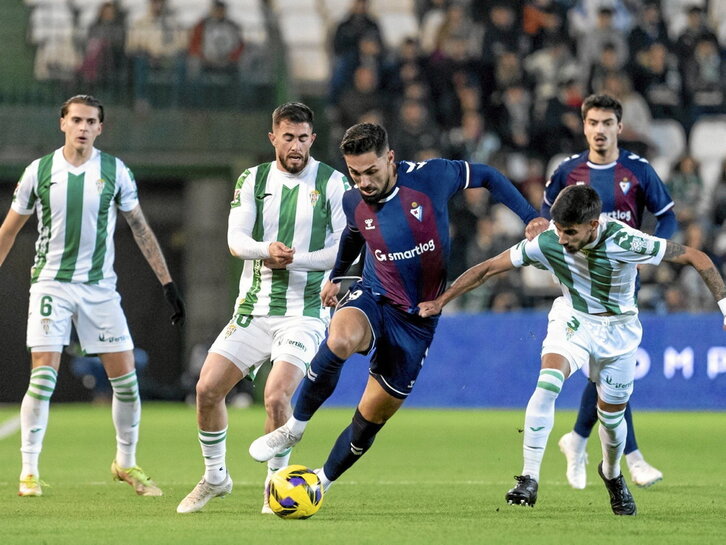 Nolaskoain, autor del gol armero, intenta llevarse el balón perseguido por Calderón.