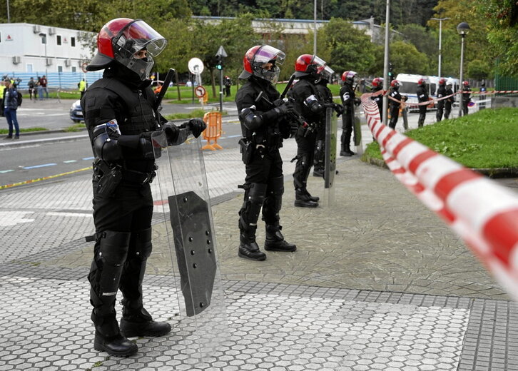 Ertzainak, Donostian, artxiboko irudi batean.