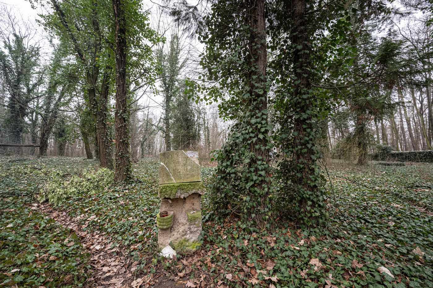 El cementerio cerró en 1951, tras lo cual fue saqueado y desatendido durante seis décadas. (M. CIZEK | AFP)