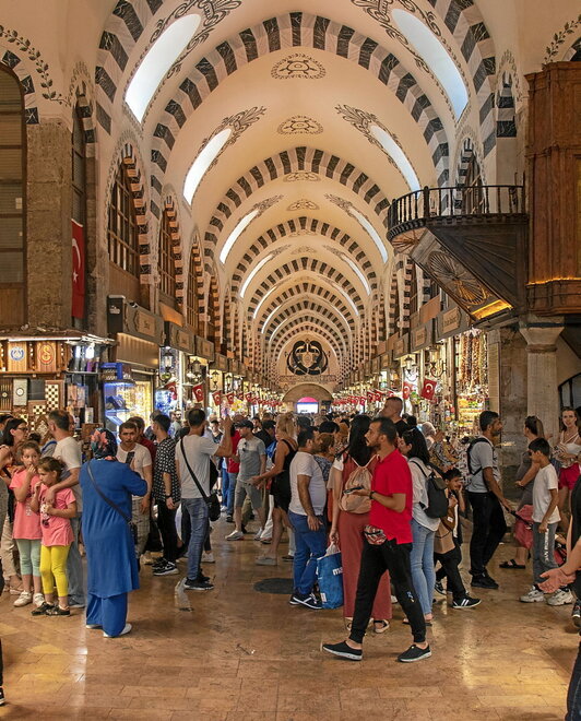 Azoka beti jendez gainezka dago. (Nmemmedzade | Getty Images)