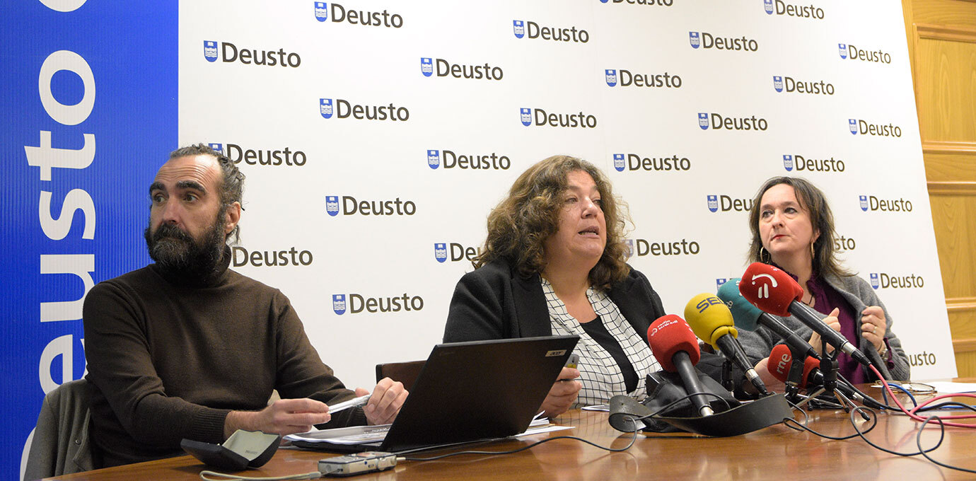Gómez, Silvestre y Aristegi, en la presentación del informe este jueves. (Universidad de Deusto)