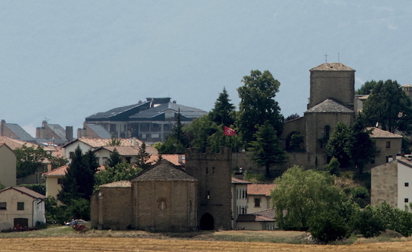 La antigua encomienda sanjuanista en Zizur Txikia, con su bandera ondeando. ( Iñigo URIZ/FOKU)