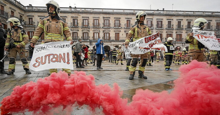 Imagen de archivo de una protesta de los bomberos en la Plaza Nueva de Gasteiz.
