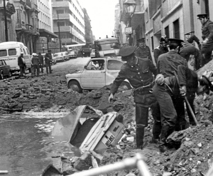 Madrilgo Polizia, Carrero Blancoren kontrako atentatuak eragin zituen kalteak aztertzen.