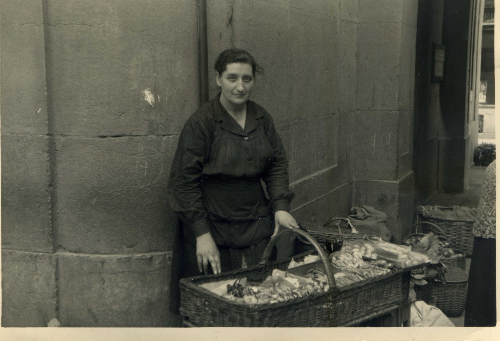 Teresa Gonzalez «La Pirula» Tolosan, Gaztelako Atean jarri ohi zuen postuan. (GAUR8)